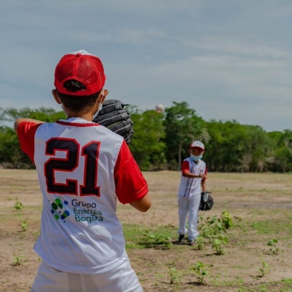 Un grupo de niños wayuu ahora puede practicar mejor el béisbol, luego de que este proyecto del Grupo Energía Bogotá los apoyó con uniformes, guantes, bates y pelotas adecuadas. Así se relaciona la compañía con las comunidades.