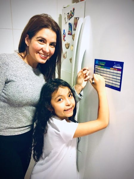 A las casas de todos los colaboradores, como la de Katerine Ríos, el GEB envió el ‘tablero de la corresponsabilidad’, para ayudar a organizar las tareas domésticas en el aislamiento.