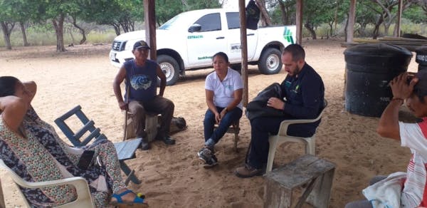 En los patios de las rancherías, Maryuri Iguarán se reúne con la comunidad para escuchar sus inquietudes.