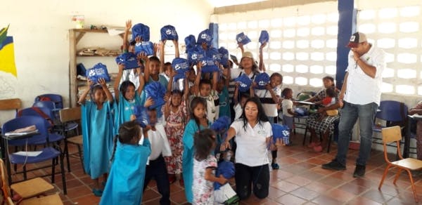 En La Guajira, donde se desarrolla el proyecto Colectora, los niños wayuu también recibieron los kits escolares del Grupo Energía Bogotá.