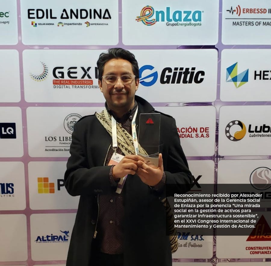 Alexander Estupiñán recibiendo el reconocimiento.