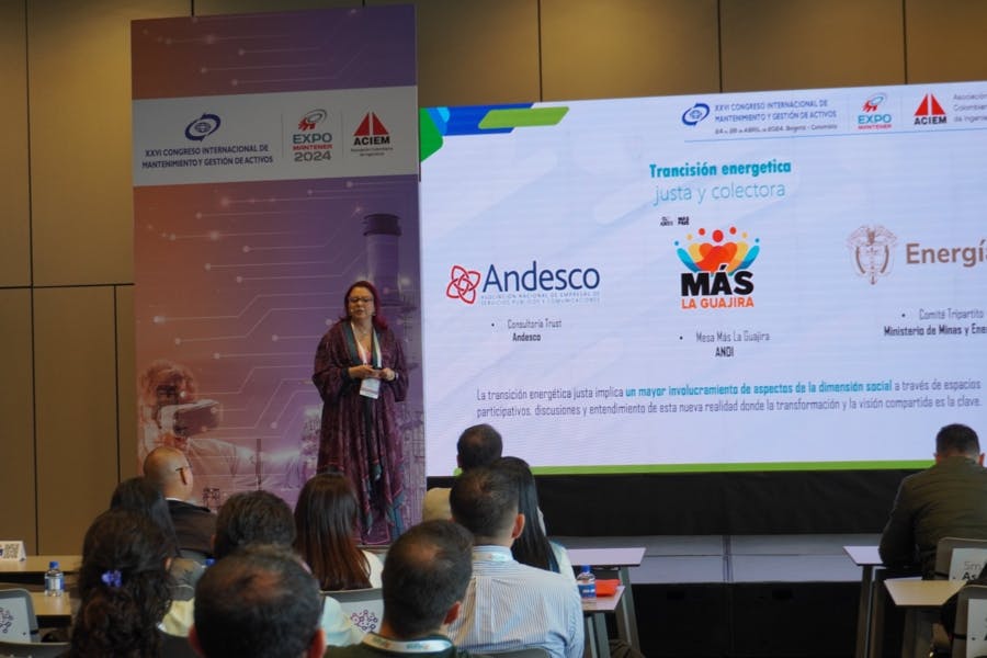 Carol Varela, gerente Social, exponiendo su charla “Una mirada social en la gestión de activos para garantizar infraestructura sostenible”, en el XXVI Congreso Internacional de Mantenimiento y Gestión de Activos.