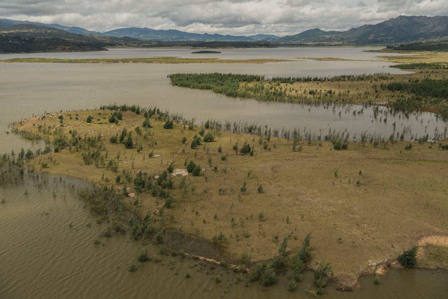 Fotogafía de un embalse: al comenzar 2024 los embalses estaban en cerca del 70% de su capacidad, pero al 29 de marzo ya habían bajado a 31,9%.