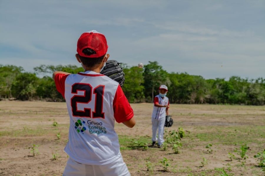 Un grupo de niños wayuu ahora puede practicar mejor el béisbol, luego de que este proyecto del Grupo Energía Bogotá los apoyó con uniformes, guantes, bates y pelotas adecuadas. Así se relaciona la compañía con las comunidades.